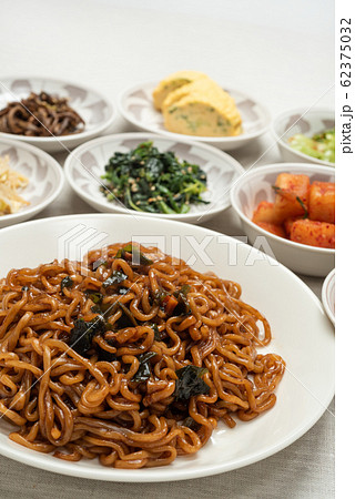 チャパグリ 韓国のインスタント麺で作る韓国風ジャージャー麺の写真素材