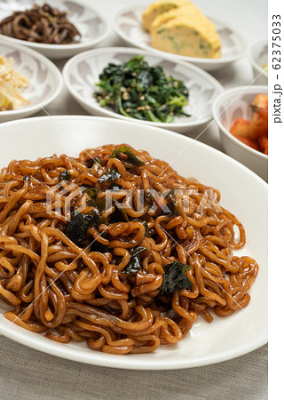 チャパグリ 韓国のインスタント麺で作る韓国風ジャージャー麺の写真素材