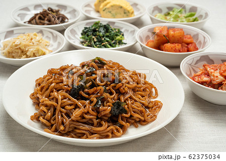 チャパグリ 韓国のインスタント麺で作る韓国風ジャージャー麺の写真素材