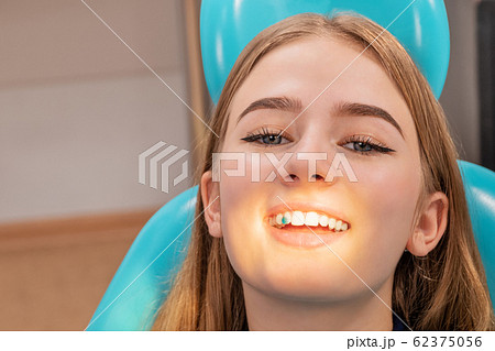 gel on the patient tooth 62375056