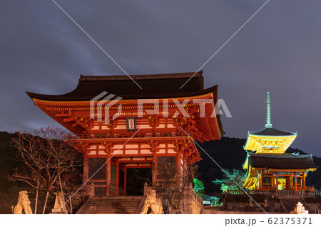 夜の清水寺 仁王門と三重塔 夜の清水寺 仁王門と三重塔 62375371