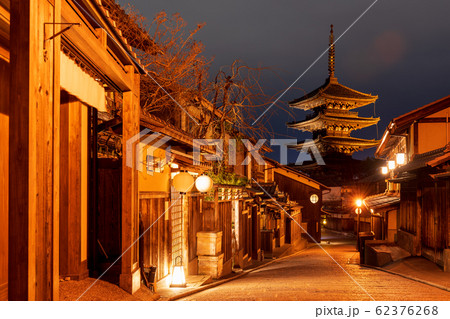 夜の法観寺 八坂の塔と街並み 京都市東山区 夜の法観寺 八坂の塔と街並み 京都市東山区 62376268