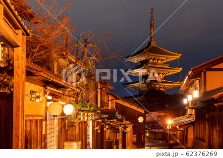 夜の法観寺 八坂の塔と街並み　京都市東山区 62376269