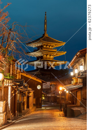 夜の法観寺 八坂の塔と街並み 京都市東山区 夜の法観寺 八坂の塔と街並み 京都市東山区 62376273
