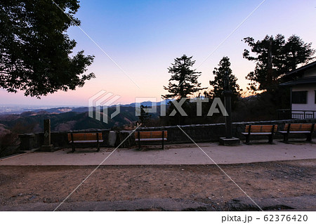 高尾山 かすみ台展望台 夕暮れ 高尾山 かすみ台展望台 夕暮れ 62376420