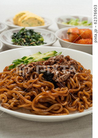 チャパグリ 韓国のインスタント麺で作る韓国風ジャージャー麺の写真素材