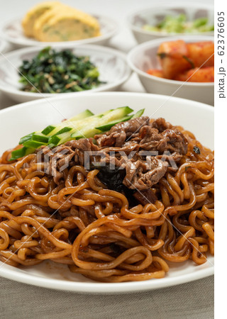 チャパグリ 韓国のインスタント麺で作る韓国風ジャージャー麺 チャパグリ 韓国のインスタント麺で作る韓国風ジャージャー麺 62376605
