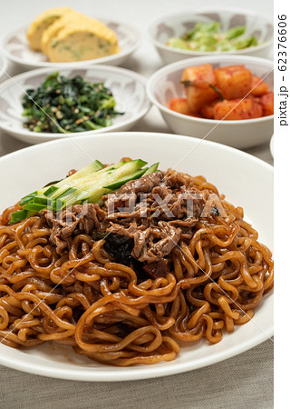 チャパグリ 韓国のインスタント麺で作る韓国風ジャージャー麺 チャパグリ 韓国のインスタント麺で作る韓国風ジャージャー麺 62376606