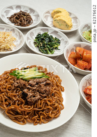 チャパグリ 韓国のインスタント麺で作る韓国風ジャージャー麺 チャパグリ 韓国のインスタント麺で作る韓国風ジャージャー麺 62376612