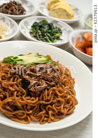 チャパグリ 韓国のインスタント麺で作る韓国風ジャージャー麺 チャパグリ 韓国のインスタント麺で作る韓国風ジャージャー麺 62376613