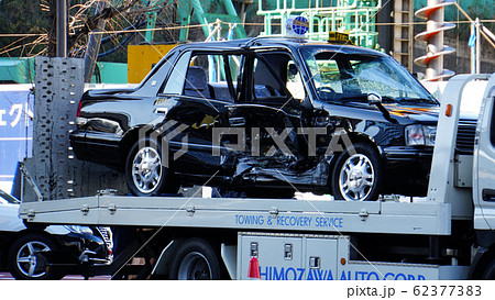 交通事故で大きくへこんだタクシーをレッカー車で移動 交通事故で大きくへこんだタクシーをレッカー車で移動 62377383
