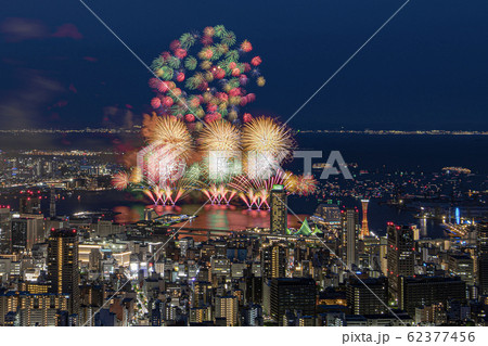 展望台から望むみなと神戸海上花火大会の写真素材