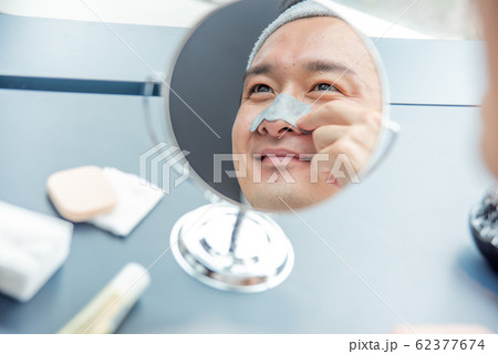 化粧男子 お肌に気を使って鼻のパックをする若い男子 化粧男子 お肌に気を使って鼻のパックをする若い男子 62377674