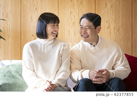 笑顔の中高年夫婦 イメージ 笑顔の中高年夫婦 イメージ 62377855