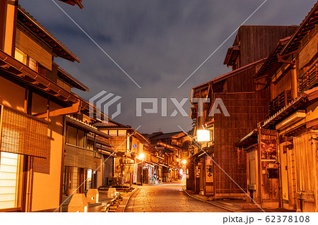 夜の二寧坂(二年坂) 京都市東山区 夜の二寧坂(二年坂) 京都市東山区 62378108