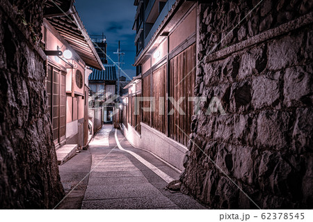 夜の石塀小路　京都 62378545