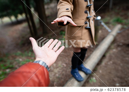 公園で遊ぶ親子の手 公園で遊ぶ親子の手 62378578