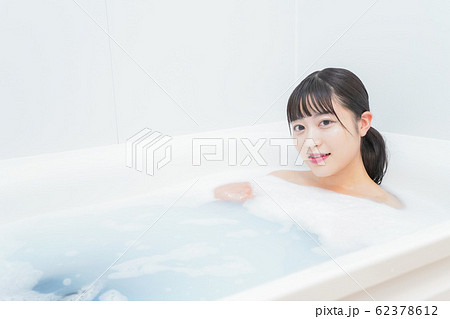 お風呂でお湯に浸かる若い女性 62378612