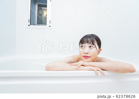 お風呂でお湯に浸かる若い女性 62378626