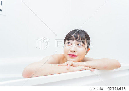 お風呂でお湯に浸かる若い女性 お風呂でお湯に浸かる若い女性 62378633