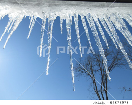 北海道の雪景色　つらら 62378973