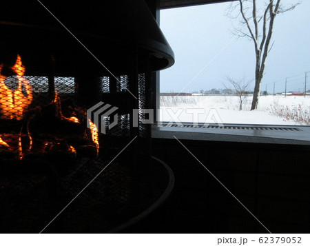 薪ストーブと雪景色 62379052