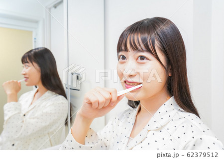 寝る前に歯磨きをする若い女性の写真素材 62379512 Pixta