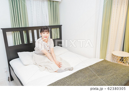 ベッドでリラックスをする若い女性 62380305