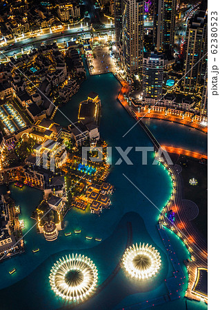 ブルジュ・ハリファの展望台から見えるドバイの夜景 ブルジュ・ハリファの展望台から見えるドバイの夜景 62380523