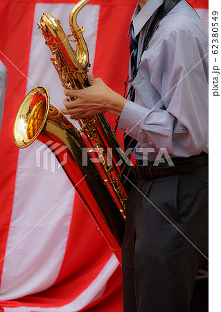 サックスを吹く学生 62380549