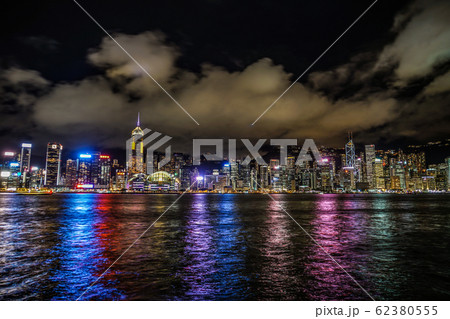 ビクトリア・ハーバーから見える香港の夜景 ビクトリア・ハーバーから見える香港の夜景 62380555