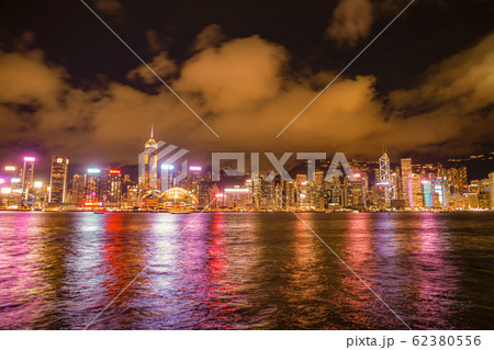 ビクトリア ハーバーから見える香港の夜景の写真素材
