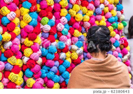大黒山 金剛寺(八坂庚申堂)のくくり猿と女性 62380643