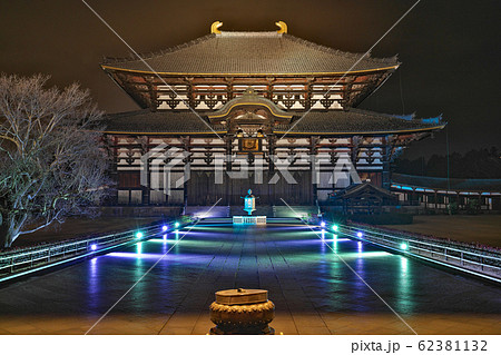 東大寺 大仏殿 ライトアップ 奈良県奈良市雑司町の写真素材