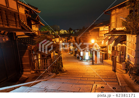 夜の二寧坂（二年坂）　京都市東山区 62381171