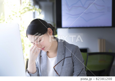 コロナ 鬱 疲労 体調不良 悩みごと ビジネスウーマン コロナ 鬱 疲労 体調不良 悩みごと ビジネスウーマン 62381200