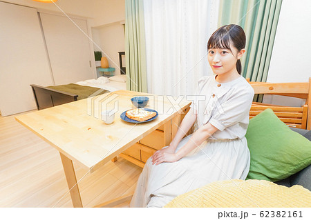 一人暮らしの女性ポートレート 62382161