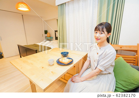 一人暮らしの女性ポートレート 62382170