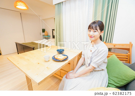 一人暮らしの女性ポートレート 62382175