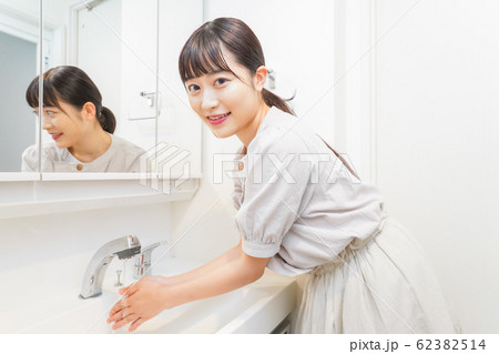 手を洗う若い女性 手を洗う若い女性 62382514