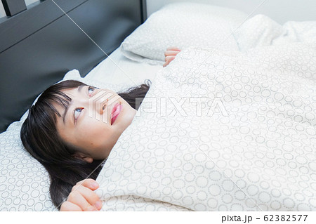 朝目覚める若い女性 62382577