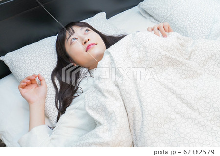 朝目覚める若い女性 62382579