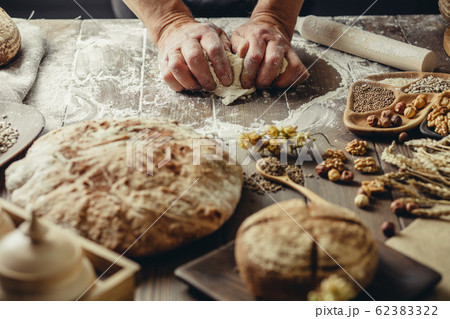 Whole grain multigrain bread, whole and sliced, contains seeds isolated on black Whole grain multigrain bread, whole and sliced, contains seeds isolated on black 62383322