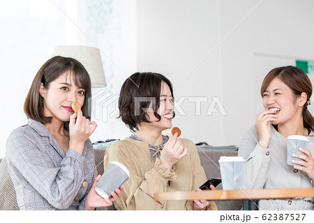 同僚とおしゃべり ビジネスウーマン 撮影協力「近畿大学」 62387527