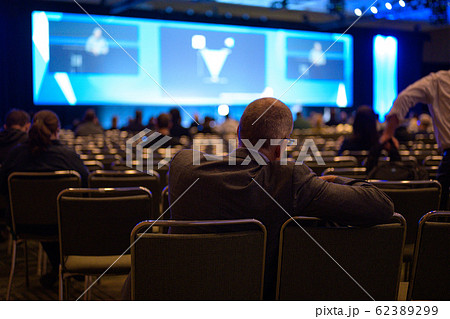 プレゼンを聴く聴衆 62389299