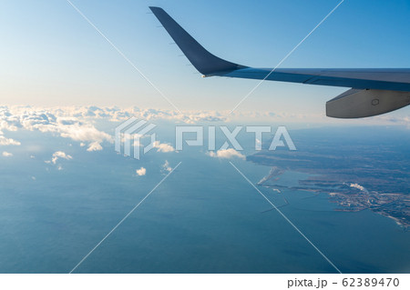 飛行機の翼と新地発電所　空撮 62389470