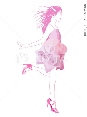 ジャンプするロングヘアの若い女性 62389486