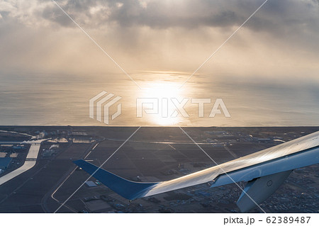 旋回する飛行機と太平洋　宮城上空 62389487