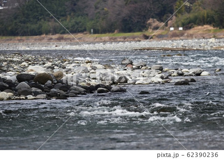 河川敷の石・自然の背景素材 62390236