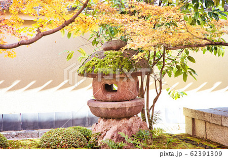 京都庭園の石灯篭 62391309